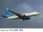 Самолет Boeing 737-800 (RA-73247 ) авиакомпании-лоукостера "Победа" на глиссаде в облачном небе (2023 год). Редакционное фото, фотограф Виктор Карасев / Фотобанк Лори