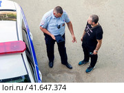 Russia Samara 1 May 2023:traffic police officer talking to a violator of the law. text in Russian: Traffic police. Редакционное фото, фотограф Акиньшин Владимир / Фотобанк Лори