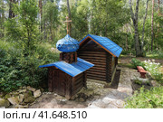 Клязьминский городок, Ковров, Владимирская область, Россия. Источник Пресвятой Богородицы из рубленных бревен и деревянная купальня в лесу. Голубой купол с крестом. (2023 год). Стоковое фото, фотограф Сергей Никифоров-Гордеев / Фотобанк Лори