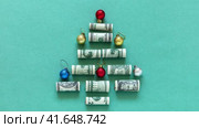 Video of unusual Christmas tree made of twisted American dollars banknotes on green background. Concept for Christmas payments and annual budget planning. Financial background. Flat lay, closeup. Стоковое видео, видеограф Виктория Катьянова / Фотобанк Лори