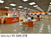 Moscow, Russia - Nov 1. 2023. DNS network store selling household appliances in department store Moskovsky. Редакционное фото, фотограф Володина Ольга / Фотобанк Лори