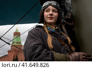 Участница театрализованной постановки на территории интерактивного музея под открытым небом на Красной площади в городе Москве, Россия. Музей открыт в честь 82-й годовщины военного парада, с которого во время Великой Отечественной войны началось контрнаступление под Москвой (2023 год). Редакционное фото, фотограф Николай Винокуров / Фотобанк Лори