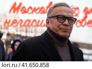 Руководитель театрализованной постановки "Московских окон негасимый свет", режиссер Игорь Угольников на территории интерактивного музея под открытым небом на Красной площади в городе Москве, Россия. Музей открыт в честь 82-й годовщины военного парада, (2023 год). Редакционное фото, фотограф Николай Винокуров / Фотобанк Лори