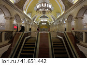 Moscow - December 24, 2022. Central hall of Komsomolskaya Koltsevaya metro station with old Soviet symbols. Interior view. Редакционное фото, фотограф Александр Кузнецов / Фотобанк Лори