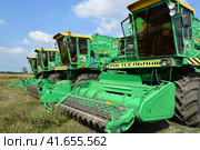 Combine harvesters Don. Agricultural machinery. (2015 год). Редакционное фото, фотограф Леонид Еремейчук / Фотобанк Лори