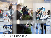 Training of police and soldiers using a virtual reality helmet at exhibition Interpolitex - Moscow, Russia, 10 25 2019. Редакционное фото, фотограф Андрей Журавлев / Фотобанк Лори