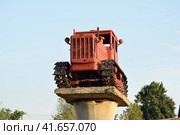 Tractor on a pedestal. Стоковое фото, фотограф Леонид Еремейчук / Фотобанк Лори