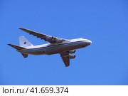 Moscow / Russia - 05 09 2014: aircraft an-124 flying in the blue sky, close-up. Редакционное фото, фотограф Андрей Журавлев / Фотобанк Лори