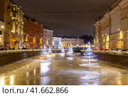 Новогодние украшения на реке Мойке. Город Санкт-Петербург, Россия. Светящиеся искусственные ели из гирлянд на льду замёрзшего канала. Ночной городской пейзаж. Исторический центр Санкт-Петербурга. Праздничное настроение. (2023 год). Редакционное фото, фотограф Андрей Степанов / Фотобанк Лори