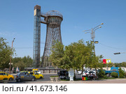 Старинная башня Шухова (Bukhara Tower) в городском пейзаже солнечным сентябрьским днем. Бухара, Узбекистан (2022 год). Редакционное фото, фотограф Виктор Карасев / Фотобанк Лори