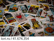 A of tarot trump cards jumbled, scattered and haphazardly arranged (2023 год). Редакционное фото, фотограф Aily / Фотобанк Лори