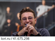 Народный артист, художественный руководитель Московского губернского театра Сергей Безруков во время творческой встречи со зрителями на ВДНХ в городе Москве, Россия (2023 год). Редакционное фото, фотограф Николай Винокуров / Фотобанк Лори