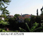 Panorama of historic city in Podgorica, Montenegro. Панорама старого города с минаретом мечети в Подгорице, Черногория. (2019 год). Редакционное фото, фотограф Александр Кузнецов / Фотобанк Лори