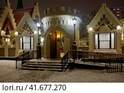 Moscow - January 28, 2020. Sideview of Moskovskie Yarmarki entertainment center built in medieval european style in Pererva street. Night view. Московские Ярмарки в средневековом стиле. Редакционное фото, фотограф Александр Кузнецов / Фотобанк Лори