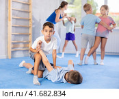 practice grabbing their opponent's arms. Стоковое фото, фотограф Яков Филимонов / Фотобанк Лори