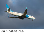 Самолет Boeing 737-800 (RA-73229) авиакомпании "Победа"  в облачном небе перед посадкой в аэропорту Пулково (2023 год). Редакционное фото, фотограф Виктор Карасев / Фотобанк Лори