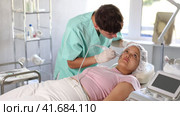 Utilizing RF lifting attachment, skilled specialist administers treatment that helps tighten and tone client's skin, promoting more youthful appearance. Стоковое видео, видеограф Яков Филимонов / Фотобанк Лори