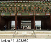Seoul - June 21, 2017. Gate of Gyeongbokgung Palace. Яркие деревянные арки дворца Кёнбоккун в Сеуле, Южная Корея. Редакционное фото, фотограф Александр Кузнецов / Фотобанк Лори