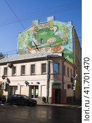 Рекламное граффити "Ahmad Tea" с темой Безумного чаепития, город Москва (2014 год). Редакционное фото, фотограф Солодовникова Елена / Фотобанк Лори