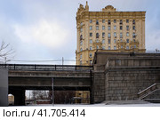 Moscow - January 23, 2020. Southern wall of ramp of Smolensky metrobridge. Южная рампа Смоленского метромоста в центре Москвы. Редакционное фото, фотограф Александр Кузнецов / Фотобанк Лори