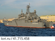 Большой десантный корабль "Оленегорский горняк" крупным планом солнечным июльским вечером. Подготовка к празднованию Дня ВМФ. Санкт-Петербург (2022 год). Редакционное фото, фотограф Виктор Карасев / Фотобанк Лори