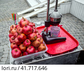 Пресс для приготовления свежевыжатого гранатового сока. Стоковое фото, фотограф Вячеслав Палес / Фотобанк Лори