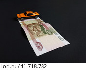 Игрушечная желтая машина на купюре в 100 рублей черный фон. Стоковое фото, фотограф burnet / Фотобанк Лори