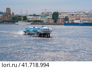 Passenger hydrofoil ship Meteor on the Neva river against the backdrop of the Lieutenant Schmidt embankment in Saint Petersburg (2023 год). Редакционное фото, фотограф Евгений Харитонов / Фотобанк Лори
