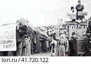 На машине - живая карикатура на Григория Распутина и Александра Протопопова, министра внутренних дел Российской империи. Костюмированная демонстрация, Москва, весна 1917 года. Редакционное фото, фотограф Сергей Елизарьев / Фотобанк Лори