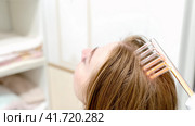 Girl makes darsonwali head hair (2023 год). Редакционное фото, фотограф Igor Skripachev / Фотобанк Лори