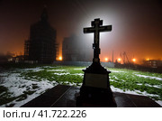 Памятный крест у холмогорского Спасо-Преображенского собора (2023 год). Стоковое фото, фотограф Яковлев Сергей / Фотобанк Лори