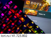 Крупным планом клавиатура и ссылка на загрузчик DOTA 2 на экране компьютера в городе Москве, Россия (2023 год). Редакционное фото, фотограф Николай Винокуров / Фотобанк Лори