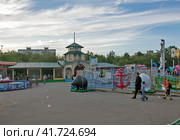 Парк аттракционов. Культурно-парковый комплекс имени О. П. Найдёнова. Мурманск (2023 год). Редакционное фото, фотограф Сергей Афанасьев / Фотобанк Лори