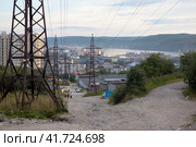 Линия электропередач (ЛЭП). Непарадный вид на город сверху. Мурманск (2023 год). Редакционное фото, фотограф Сергей Афанасьев / Фотобанк Лори