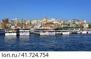 Embankment of the Golden Horn with many moored passenger ships. View of the Galata Tower. Beyoglu district of Istanbul, Turkey. (2023 год). Редакционное фото, фотограф Bala-Kate / Фотобанк Лори