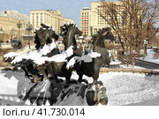 Fountain Four Seasons of Year with horse sculptures by popular Moscow architect Zurab Tsereteli on Manege Square. Moscow, Russia (2019 год). Редакционное фото, фотограф Валерия Попова / Фотобанк Лори