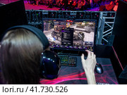 Игрок готовится принять участие участие состязании команд в финале фестиваля студенческого киберспорта по игре "Мир танков" на Международной выставке-форуме "Россия" на ВДНХ в городе Москве, Россия (2023 год). Редакционное фото, фотограф Николай Винокуров / Фотобанк Лори