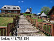 Drvengrad is traditional Serbian village in the Balkan mountains (2018 год). Редакционное фото, фотограф Сергей Стрелков / Фотобанк Лори