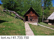 Drvengrad is traditional Serbian village in the Balkan mountains (2018 год). Редакционное фото, фотограф Сергей Стрелков / Фотобанк Лори