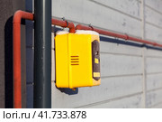 Газовый счетчик на трубопроводе природного газа на фасаде дома. Стоковое фото, фотограф Кекяляйнен Андрей / Фотобанк Лори
