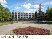 Serpukhov, Russia - July 30, 2022. City Hall of Serpukhov, administration building in Vladimir the Brave square. Sunny summer view. Администрация города Серпухов, Московская область. Редакционное фото, фотограф Александр Кузнецов / Фотобанк Лори