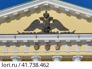 Исторический двуглавый геральдический орел на тимпане фронтона Горного университета. Санкт-Петербург (2020 год). Стоковое фото, фотограф Александр Алексеев / Фотобанк Лори