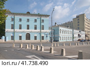 Суворовская площадь, дом 2, стр. 1 и стр. 2 в Москве, Россия (2023 год). Редакционное фото, фотограф Елена Коромыслова / Фотобанк Лори