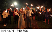 Нижний Новгород, Россия, ул. Малая Ямская, 78а. 26.08.2023.Бенгальские огни зажжены на свадьбе Кадры высокого качества в формате 4k Sparklers lit at the wedding. Редакционное видео, видеограф Egor Sarantstv / Фотобанк Лори