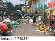 Poor people rummage through the food waste of the central market of Nairobi, Kenya (2022 год). Редакционное фото, фотограф Алексей Кузнецов / Фотобанк Лори