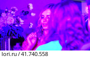 Нижний Новгород, Россия, ул. Малая Ямская, 78а, 26.08.2023. Красивая девушка танцует на дискотеке. Кадры высокого качества в формате 4k Nizhny Novgorod, Russia, 78a Malaya Yamskaya str., 26.08.2023. A beautiful girl is dancing at a disco. Редакционное видео, видеограф Egor Sarantstv / Фотобанк Лори