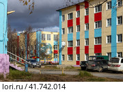 Красочные здания в небольшом поселке в Сибири. Село Клёпка, Магаданская область, Дальний Восток России. Осенний сезон. Повседневная жизнь провинциальных городов и сёл России. Редакционное фото, фотограф Андрей Степанов / Фотобанк Лори