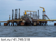 Oil refinery terminal (2023 год). Редакционное фото, фотограф Артем Лукин / Фотобанк Лори