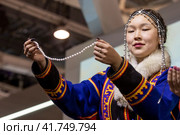 Портрет участницы свадебной церемонии по традициям Ямало-Ненецкого автономного округа на выставке-форуме "Россия" на ВДНХ в городе Москве, Россия (2023 год). Редакционное фото, фотограф Николай Винокуров / Фотобанк Лори