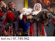 Участницы свадебной церемонии по традициям Ямало-Ненецкого автономного округа на выставке-форуме "Россия" на ВДНХ в городе Москве, Россия (2023 год). Редакционное фото, фотограф Николай Винокуров / Фотобанк Лори